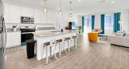 Brand New 5BR/3BA Spacious 3-Story Home 16 Sleep 1st & 3rd Fl Dual MasterBedroom