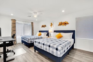 5 Schlafzimmer, Schreibtisch, Bügeleisen/Bügelbrett, Reisekinderbett