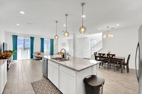 Brand New 5BR/3BA Spacious 3-Story Home 16 Sleep 1st & 3rd Fl Dual MasterBedroom