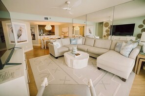 Smart TV, books - CBC 2-11B - Beachfront Beauty! (Clearwater Beach)