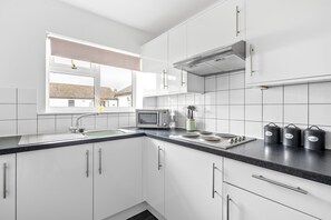 Jääkaappi, mikroaaltouuni, liesi, vedenkeitin