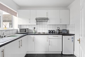 冷蔵庫、電子レンジ、コンロ、電気ポット