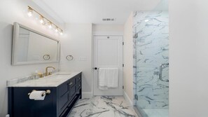 Douche, sèche-cheveux, serviettes fournies, savon