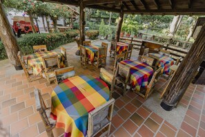 Khu vực ăn uống tại phòng