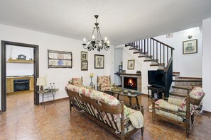 TV, fireplace, books - Comeback Caseria Virgen DE Africa (Granada)