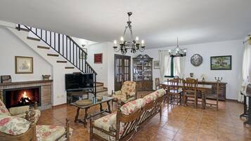 Een televisie, een open haard en boeken