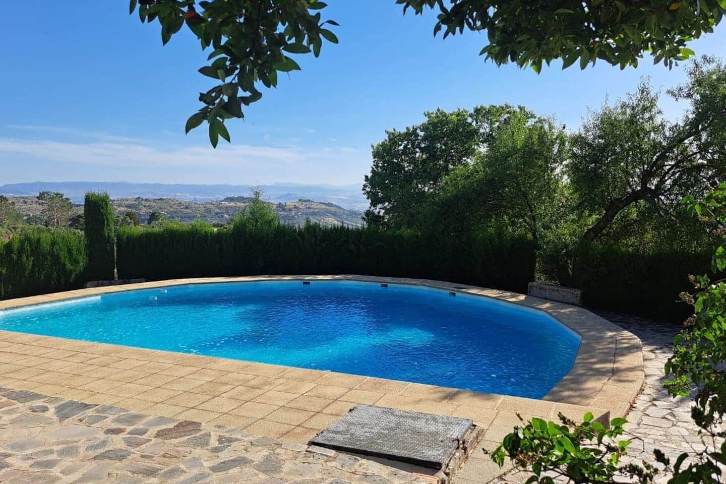 Una piscina al aire libre