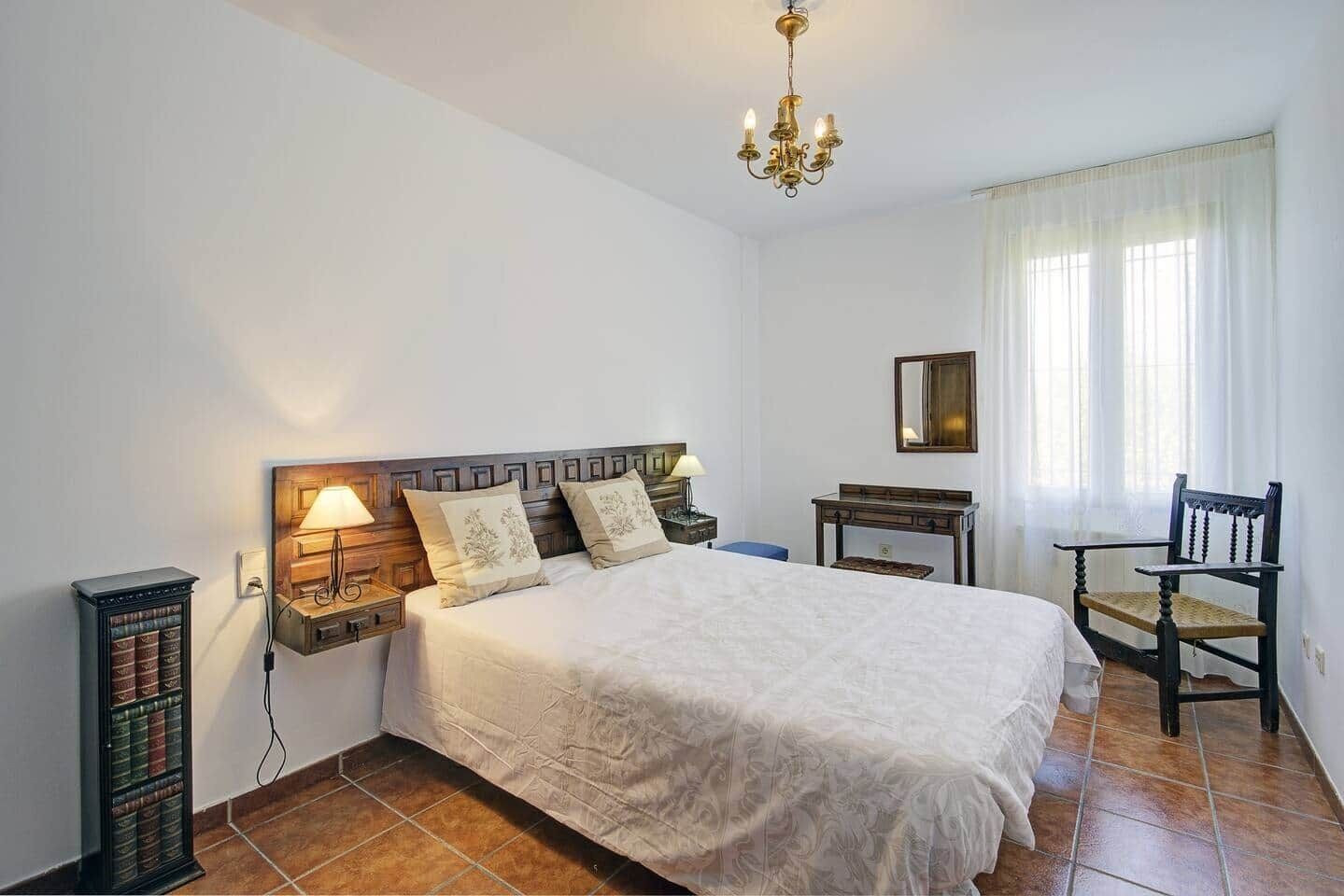 4 dormitorios, escritorio, tabla de planchar con plancha y cuna de viaje