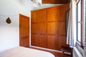 5 bedrooms, travel cot, WiFi, bed sheets