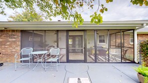 Outdoor dining - Encounter the Bluegrass & relax comfortably (Frankfort)