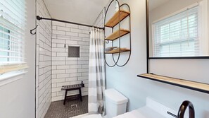 Shower, jetted bath, hair dryer, towels - Encounter the Bluegrass & relax comfortably (Frankfort)