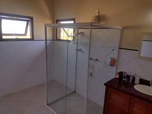 シャワー、トイレットペーパー
