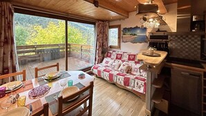 Un acogedor interior de cabaña con comedor, sofá y cocina.