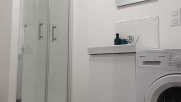 Een douche, een haardroger, handdoeken, zeep