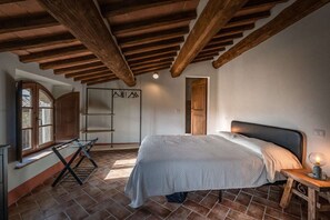 1 slaapkamer, een strijkplank/strijkijzer, gratis wifi, beddengoed
