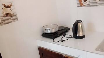 Full-size fridge, microwave, stovetop, cookware/dishes/utensils