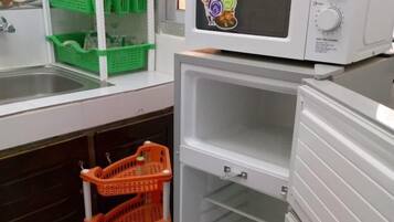Executive Apartment | Private kitchen | Full-size fridge, microwave, stovetop, cookware/dishes/utensils