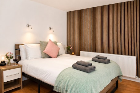 1 bedroom, iron/ironing board, travel cot, free WiFi. Lodge 2 - Lytton Tree Lodge