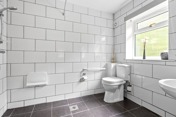 Eco-friendly toiletries, hair dryer, towels, soap - Lodge 2 - Lytton Tree Lodge (Reydon)