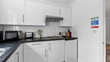 Kühlschrank, Mikrowelle, Wasserkocher mit Kaffee-/Teezubehör
