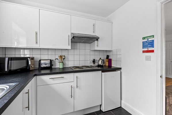 ثلاجة، ميكروويف، ماكينة لصنع القهوة/الشاي، غلّاية كهربائية