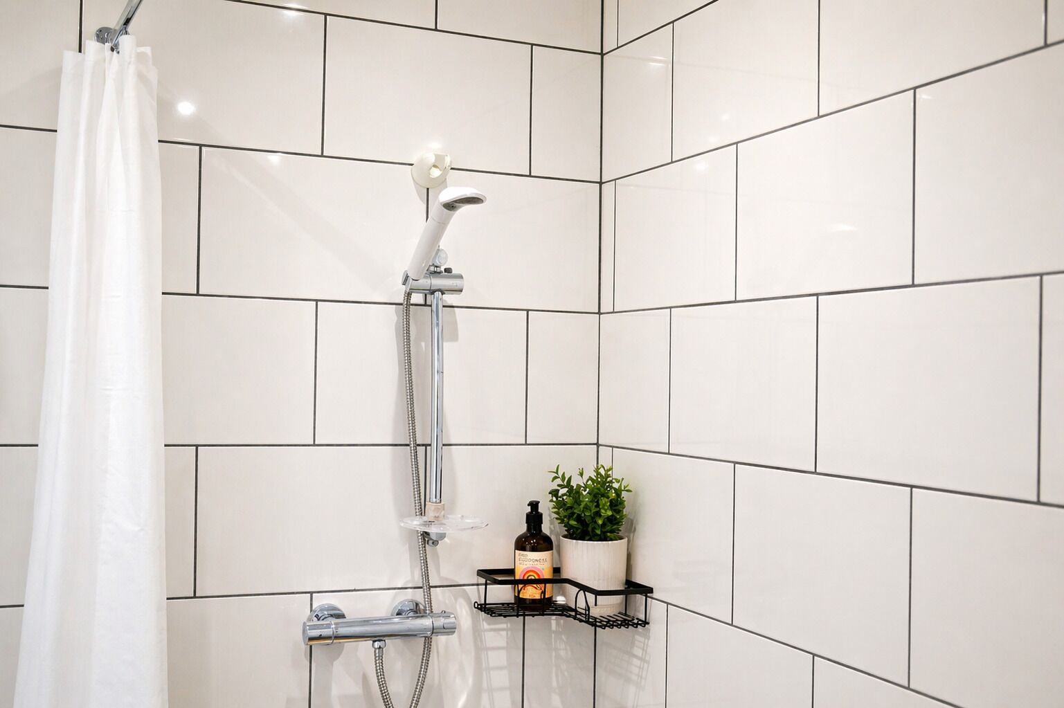 Milieuvriendelijke toiletartikelen, een haardroger, handdoeken, zeep