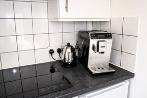 冰箱、微波炉、茶具/咖啡用具、电热水壶