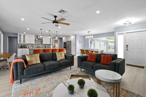 Smart TV, video games, table tennis, books - 5BR Wellington Equestrian Retreat+ Pool +Game Room (Wellington)