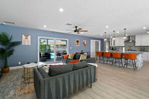 Smart TV, video games, table tennis, books - 5BR Wellington Equestrian Retreat+ Pool +Game Room (Wellington)