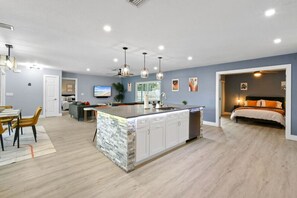 5 slaapkamers, een bureau, een strijkplank/strijkijzer, reisbedje