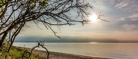 Sulla spiaggia, lettini da mare, teli da spiaggia