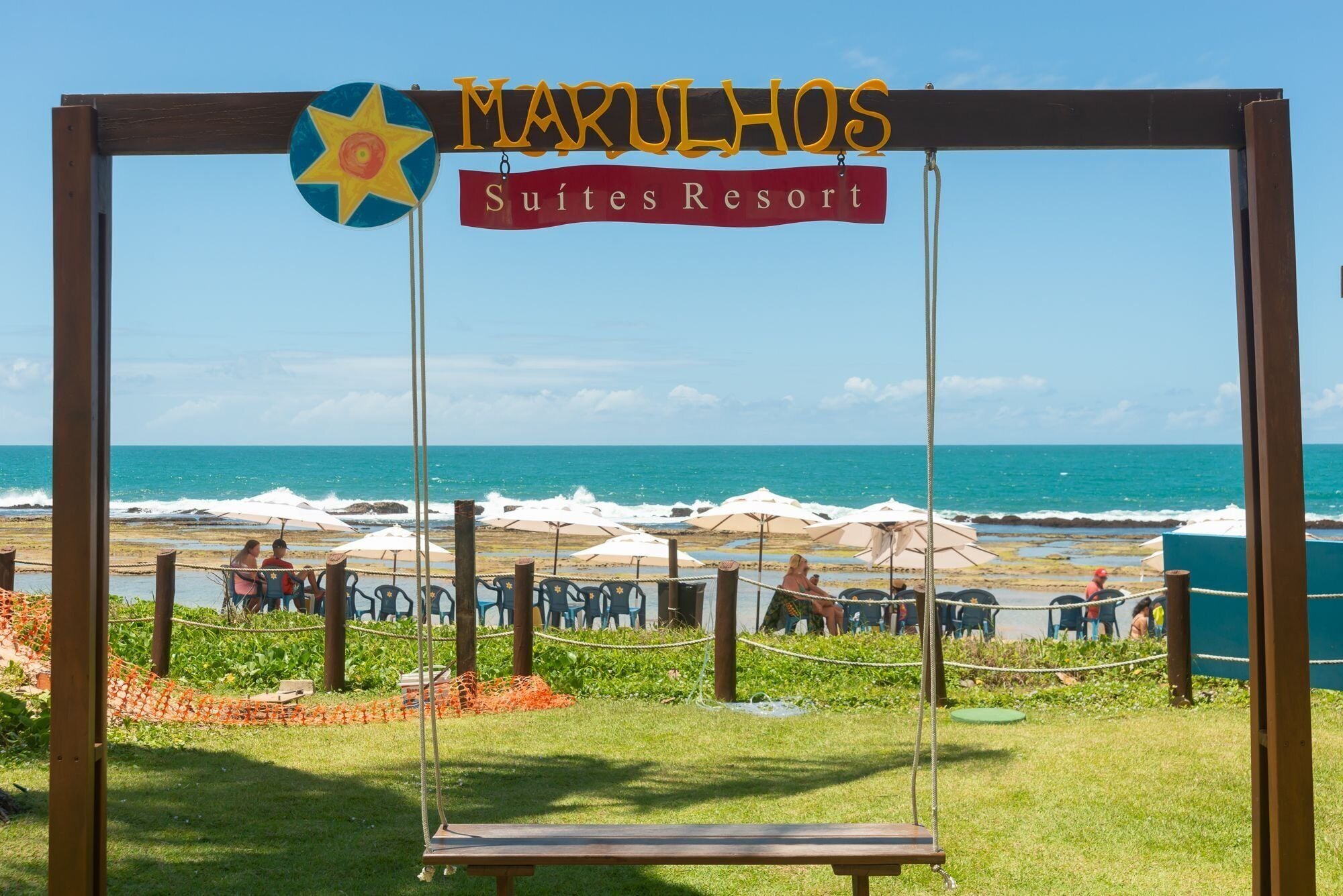 Columpios en Marulhos Suites Resort, con vista al océano y la playa.