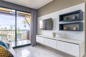 Quarto moderno com varanda, televisão de tela plana e objetos decorativos nas prateleiras.