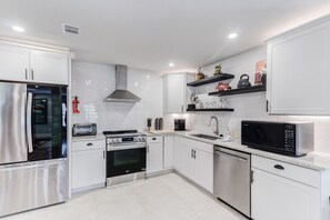 Fridge, microwave, oven, stovetop - "Clean! CLEAN! !! Comfy! ! COMFORTABLE!!! ! BEST PLACE EVER!" FIVE STARS!!
 (Arlington)