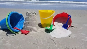 A beach with a blue and green sand bucket, a yellow bucket, and a red bucket with a shovel. - ~Hot Tub~2 King Beds~3 Bedrooms~Walk to Beach, Free Parking, Close to Downtown (St. Augustine)