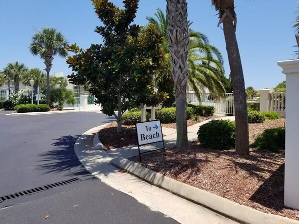 A street sign indicating the direction to the beach. - ~Hot Tub~2 King Beds~3 Bedrooms~Walk to Beach, Free Parking, Close to Downtown (St. Augustine)