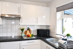 Fridge, microwave, electric kettle, toaster - Lodge 3 - Lytton Tree Lodge (Reydon)