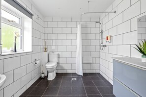 Doccia, asciugacapelli, asciugamani, sapone