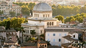 A historic building with a prominent dome, surrounded by other buildings and trees. - IV HOUSE 
Luxurious apartment in Rome (Roma)