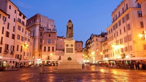 A square with a central monument surrounded by historic buildings. - IV HOUSE 
Luxurious apartment in Rome (Roma)