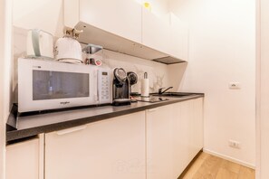 ثلاجة، ميكروويف، موقد طهي مسطح، ماكينة لصنع القهوة/الشاي