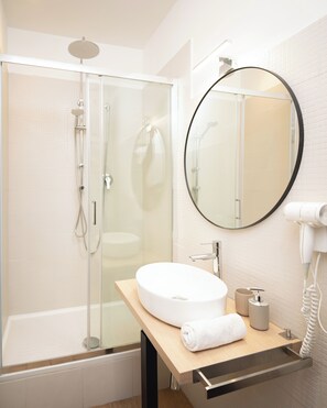 Dusche, Haartrockner, Bidet, Handtücher