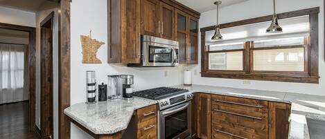 冷蔵庫、電子レンジ、オーブン、コンロ