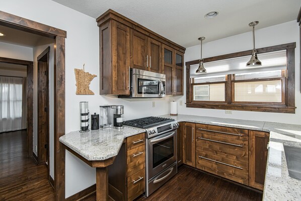 Fridge, microwave, oven, stovetop - Mynte House l Modern 4BR Near Mayo, Fast WiFi, Parking, Office, Bidet (Rochester)