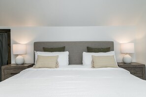 4 bedrooms, iron/ironing board, WiFi, bed sheets - Mynte House l Modern 4BR Near Mayo, Fast WiFi, Parking, Office, Bidet (Rochester)