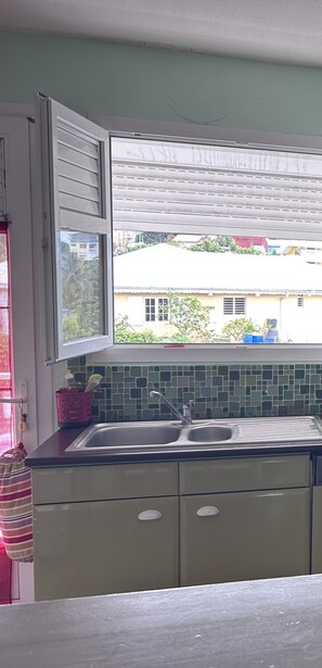 Fridge, oven, stovetop, dishwasher - F3 Dans Résidence Calme et Sécurisée! Séjour Professionnel ou de Loisir (Fort-de-France)