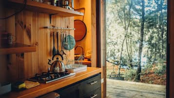 Lemari es, microwave, dan peralatan masak/sendok-piring