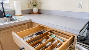 Keittiön laatikko, jossa ruokailuvälineet on siististi järjestetty.