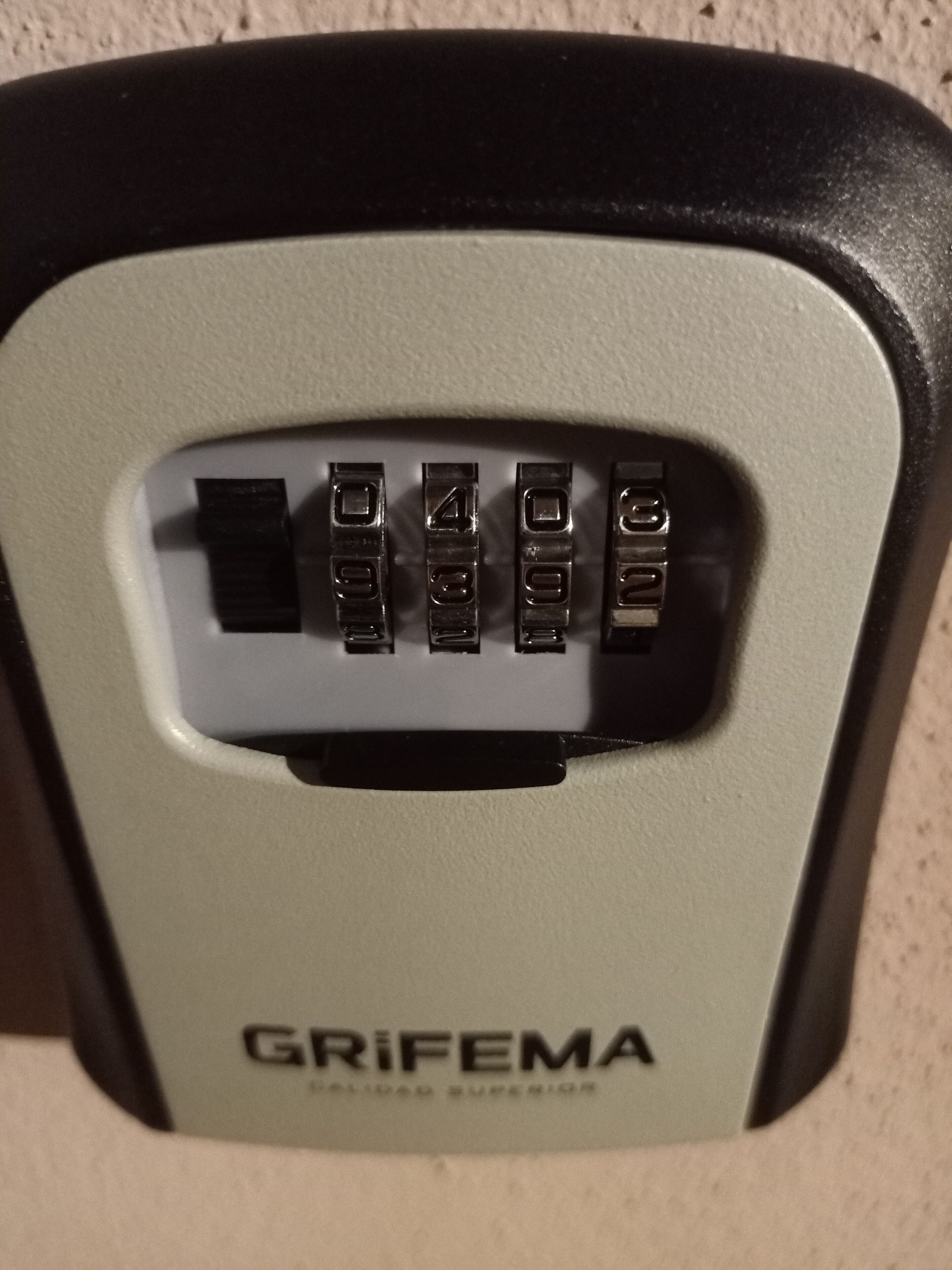 Eine Nahaufnahme eines Zahlenschlosses, auf dem die Marke „GRIFEMA“ und das Modell „CALIDAD SUPERIOR“ zu sehen sind.
