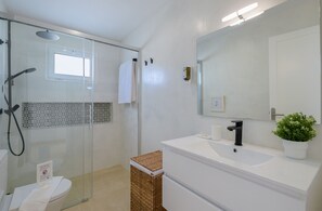 Shower, hair dryer, towels - Casa Anzuelo, with Balcony Puerto del Carmen (Puerto del Carmen)
